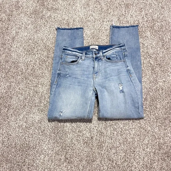 Studio Blue Women’s Size 27 Light Wash Distressed Slim Straight Jeans Raw Hem - Picture 6 of 9